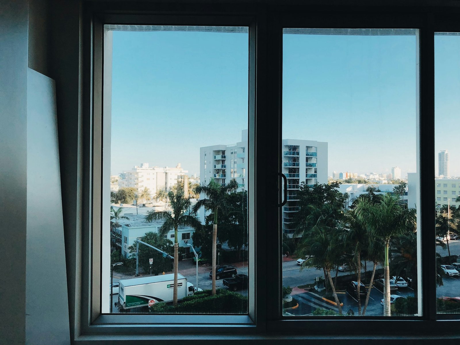 10 Reasons to Choose Aluminium Over Wood for Dubai Doors