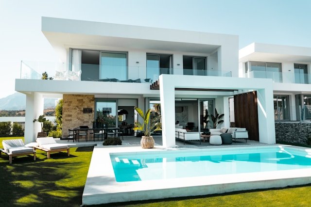 Frameless Glass Partitions Add Luxury and Modern Style