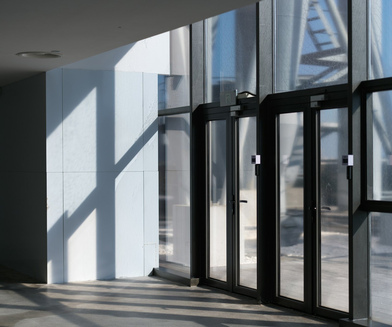 How Aluminium Doors Are Manufactured in Dubai