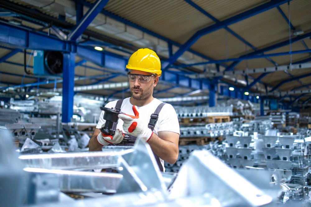 Local Glass Manufacturer vs Trader in Dubai What’s the Difference