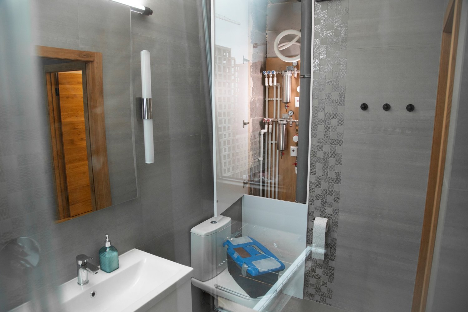 Maximizing Small Bathrooms with Shower Glass Enclosures
