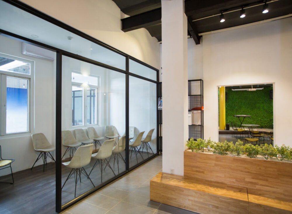 Office Glass Partition Ideas That Maximize Productivity