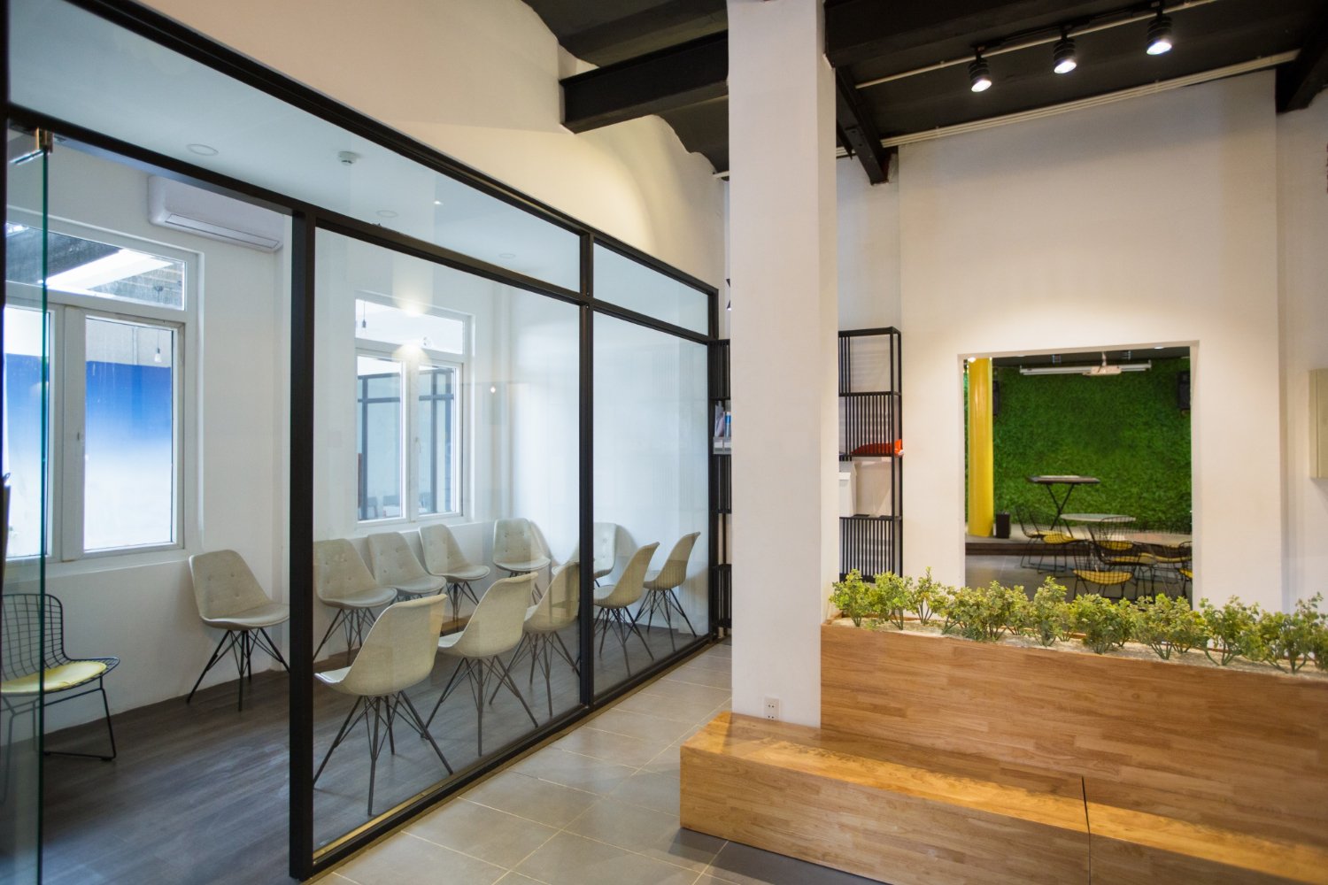 Office Glass Partition Ideas That Maximize Productivity