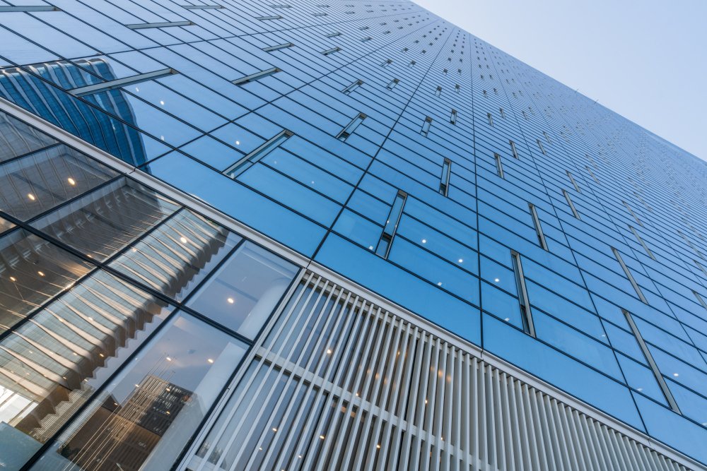 Why Commercial Projects in Dubai Need a Specialized Glass Supplier