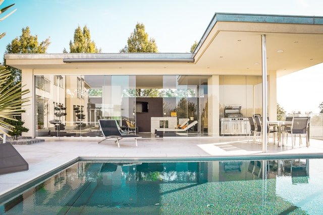 Why Dubai Homeowners Prefer Frameless Glass Over Drywall